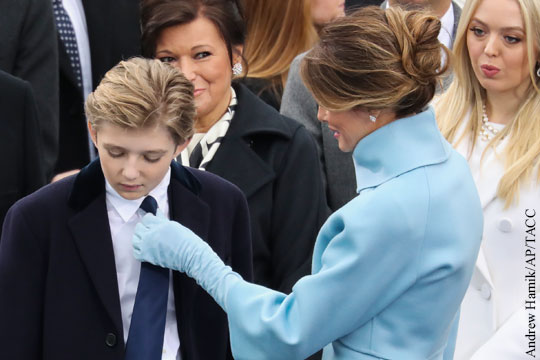 Сын Трампа резко отказался взять мать за руку во время парада