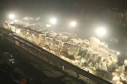 Сразу 19 многоэтажных домов взорвали в китайском городе Ухань (видео)