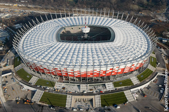 На стадионе в Варшаве смоделировали войну против России