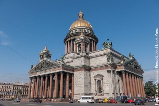 Перед акцией протеста в Петербурге вывесили баннер за передачу Исаакиевского собора РПЦ