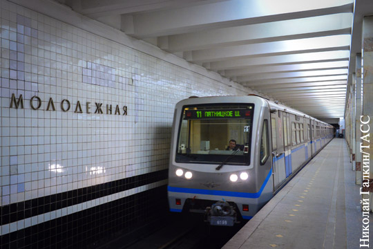 Умерла прыгнувшая с ребенком под поезд в московском метро женщина