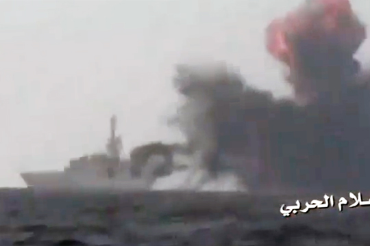Хуситы сняли на видео попадание ракеты в саудовский фрегат