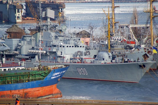 Флагман ВМС Украины оказался скован льдом