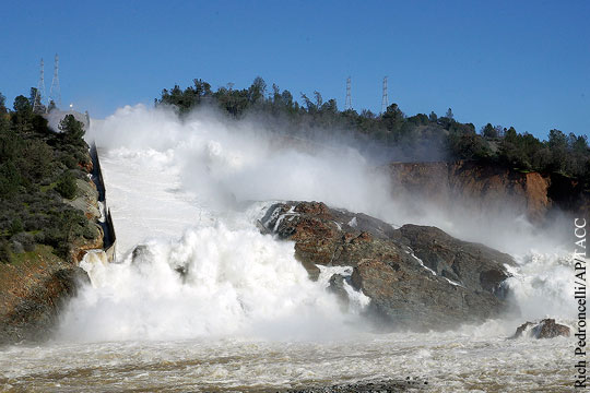 В Калифорнии введен режим ЧП из-за рушащейся плотины