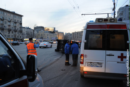 На севере Москвы автомобиль сбил четырех человек на остановке
