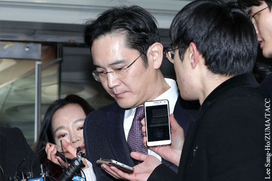Фактический глава Samsung арестован в Сеуле