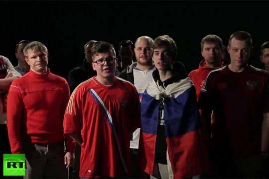 Российские футбольные фанаты спели для британских болельщиков