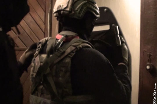 Спецназ приготовился к штурму квартиры с заложниками в Москве