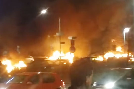В иммигрантском районе Стокгольма сожгли машины и разграбили магазины