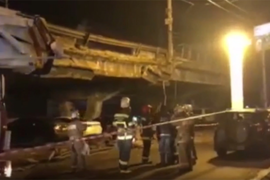 Мост «от усталости» обрушился в центре Киева