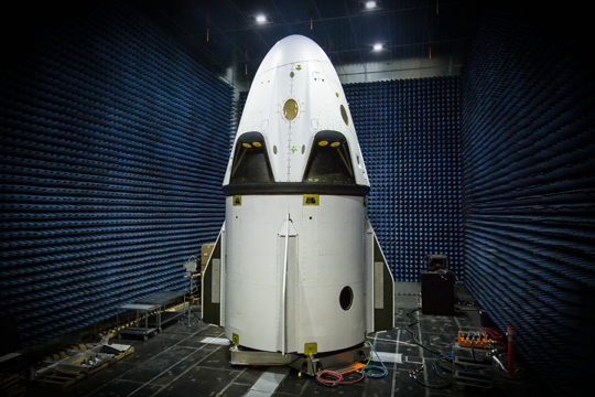 SpaceX пообещала отправить двух туристов в путешествие вокруг Луны