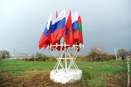 Российский триколор станет вторым государственным флагом Приднестровья