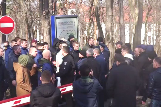 Массовые столкновения произошли на могиле Тараса Шевченко на Украине