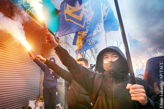 Радикалы не пустили на работу сотрудников центрального офиса Сбербанка в Киеве