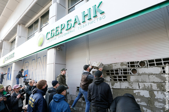 Сбербанк на Украине попросил Порошенко разблокировать работу киевского офиса