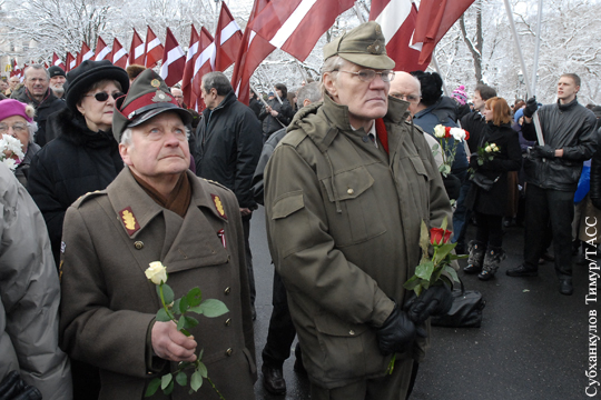 В центре Риги задержали двух мужчин за антифашистские лозунги