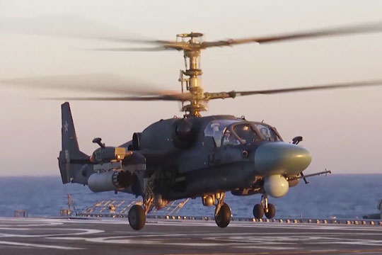 Минобороны показало работу палубных вертолетов с «Адмирала Кузнецова»