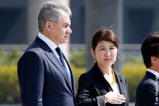Министр обороны Японии выразила Шойгу протест против размещения войск и ракет на Курилах