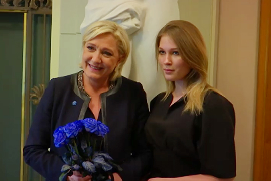 В Москве Марин Ле Пен подарили 17 синих роз