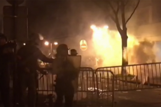 Протестующие против действий полиции вновь устроили погромы в Париже