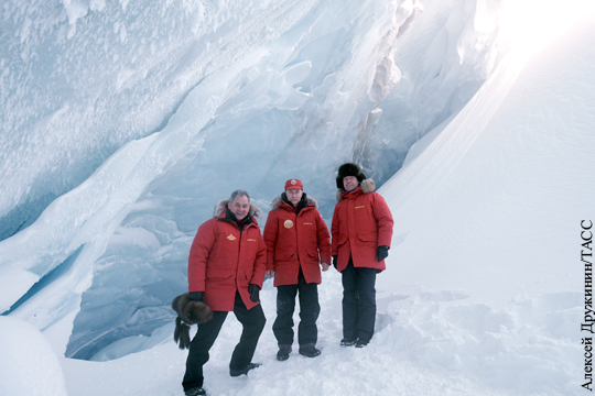 Медведев опубликовал фото с Путиным в ледяной пещере