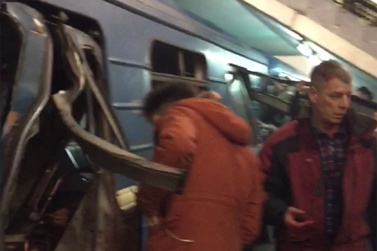 Взрывы в петербургском метро произошли на двух станциях