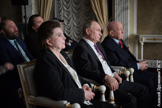 Путин вместе с космонавтами посмотрел фильм «Время первых»