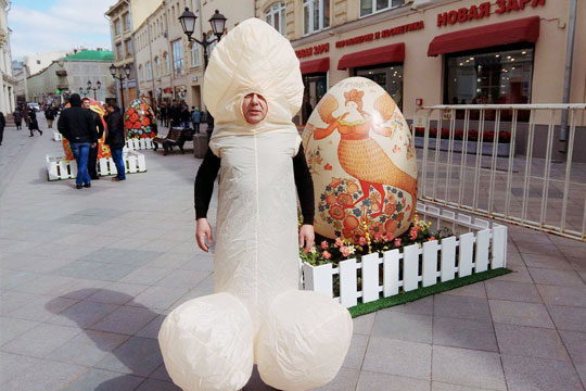 Ведущего «Дождя» задержали в центре Москвы в костюме пениса