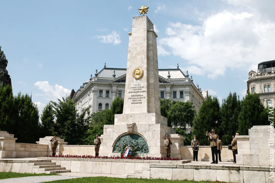 В центре Будапешта осквернили памятник советским воинам-освободителям