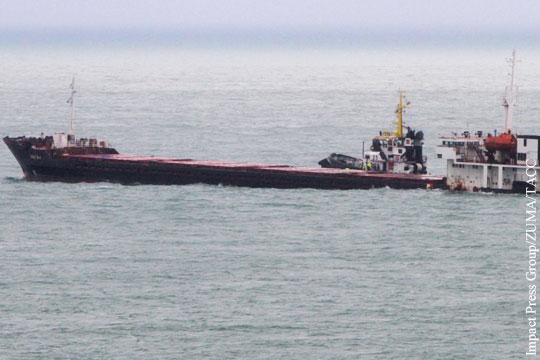 У Керченской переправы затонул сухогруз, идет спасательная операция