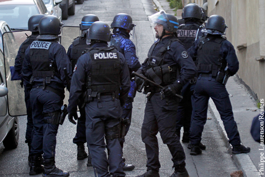 Полицейский убит в перестрелке в Париже
