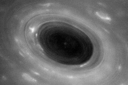 Межпланетный зонд впервые в истории пролетел между Сатурном и его кольцами
