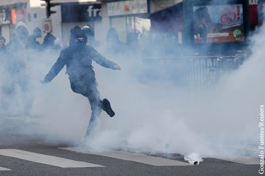 Французские полицейские применили слезоточивый газ на акции протеста школьников