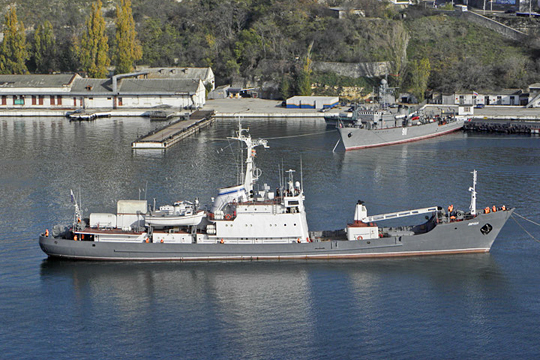 Вероятным виновником столкновения кораблей в Черном море названо иностранное судно