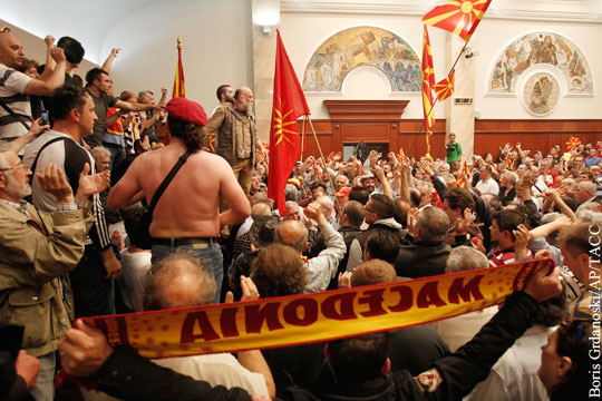 Протестующие захватили здание парламента в Македонии