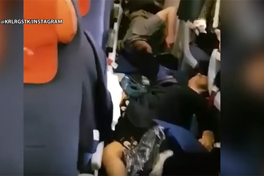 Опубликовано видео из салона попавшего в воздушную яму самолета Москва – Бангкок
