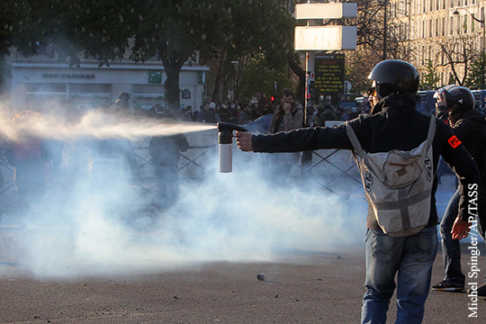 Парижская полиция применила слезоточивый газ на первомайской демонстрации