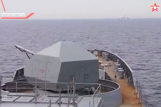 Корабль НАТО преградил путь российскому фрегату