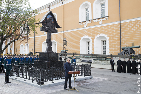 Восстановленный в Кремле крест сшивает разорванную историю России
