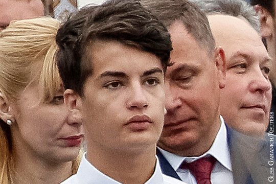 Сына Порошенко засняли в футболке с надписью «Россия»