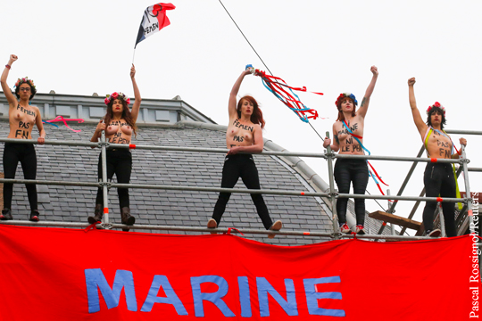 Полуобнаженные активистки Femen устроили акцию рядом с участком Ле Пен