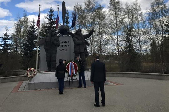 Лавров и Кисляк возложили цветы к памятнику советским летчикам на Аляске