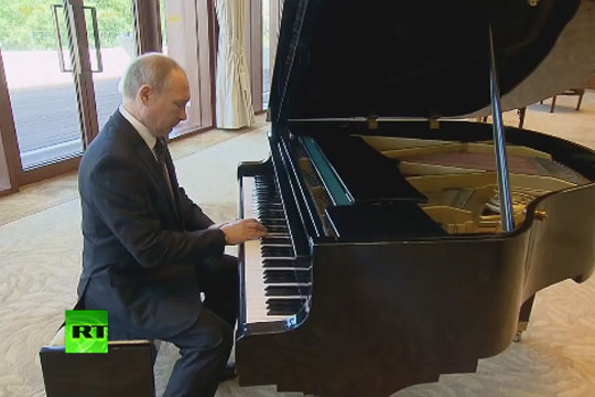 Путин сыграл на рояле перед встречей с Си Цзиньпином