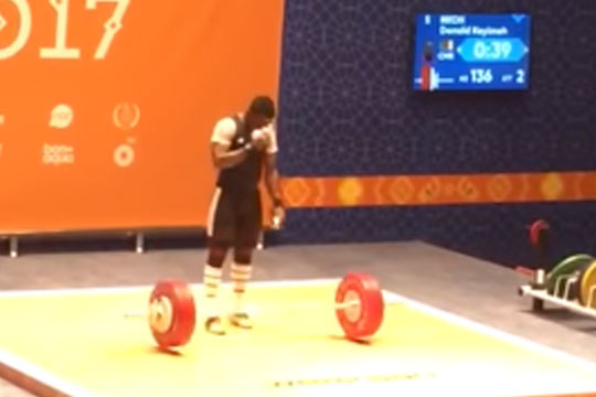 На Исламских играх в Баку штангист перекрестился, подняв 136 кг