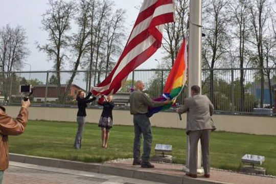 Посольство США в Риге вывесило флаг ЛГБТ
