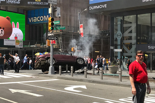 Машина въехала в пешеходов на Таймс-сквер