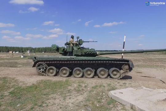 Порошенко заявил об отправке в Донбасс танков Т-80