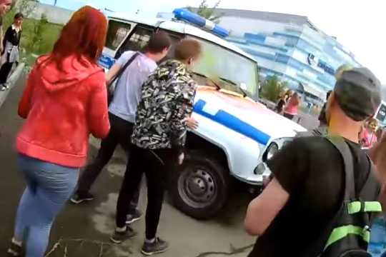 Участники фестиваля красок в Челябинске напали на полицейский автомобиль