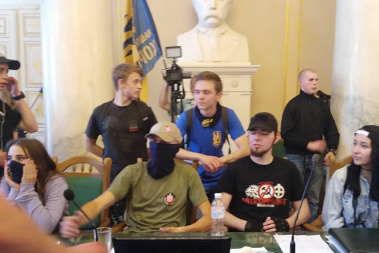 СМИ: Заседание Львовского облсовета сорвали радикалы с «русским акцентом»