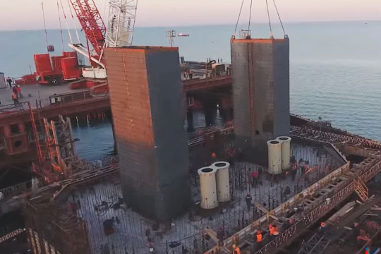 Строители приступили к сооружению фарватерных опор Крымского моста